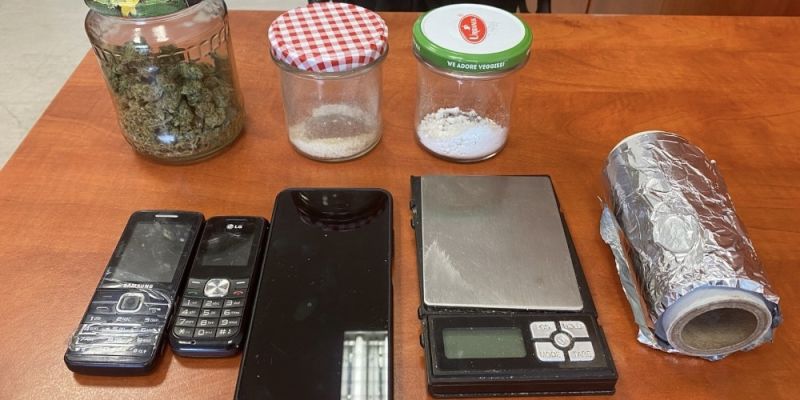 Narkotyki w mieszkaniu na Pradze Północ - 47-latek zatrzymany przez policję
