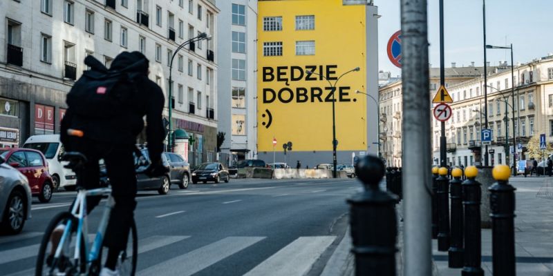Pokrzepiające murale na ulicach Warszawy
