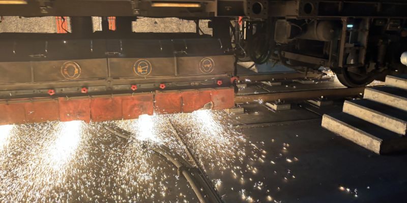 Warszawskie Metro przeprowadza wielkie szlifowanie torów: Ponad 50 kilometrów szyn przejdzie specjalistyczną regenerację