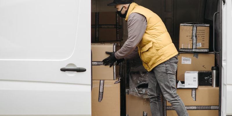 Ukradli paczki z kurierskiego busa. Tego samego dnia okradli też sklep w Wołominie