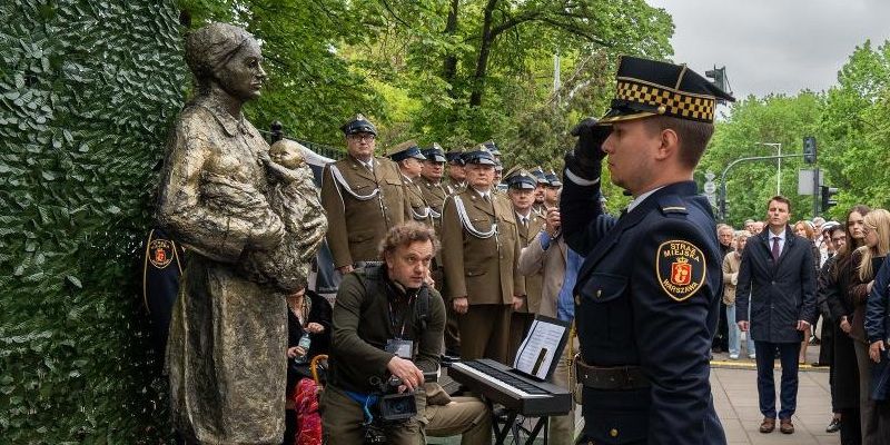 Pomnik Stanisławy Leszczyńskiej odsłonięty przy ul. Karowej. Warszawa upamiętniła położną z Auschwitz