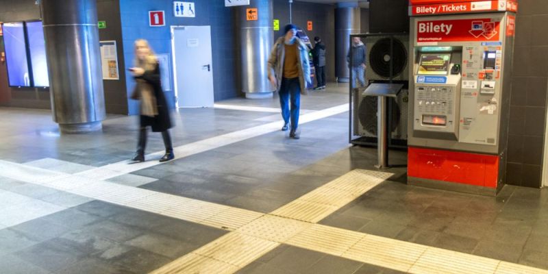 Kolejne stacje zyskują udogodnienia dla osób niewidomych