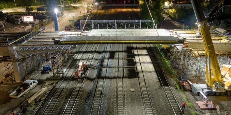 Wiadukt na Chełmżyńskiej nabiera kształtów – koniec montażu konstrukcji stalowej