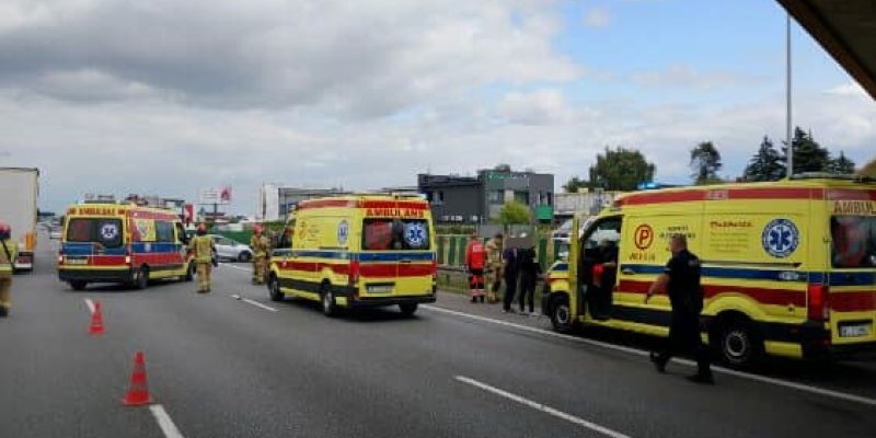 Trasa S8 zablokowana po tragicznym wypadku. Mężczyzna spadł z wiaduktu pod koła ciężarówki