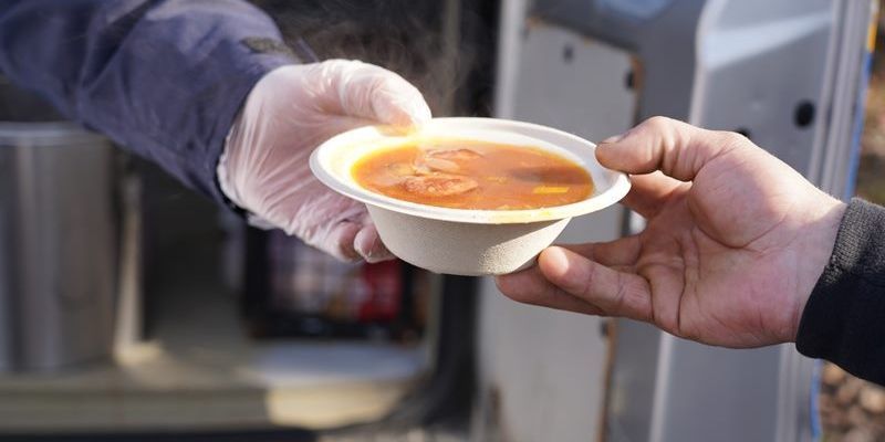 „Trochę ciepła dla bezdomnego” – akcja z inicjatywy stołecznej Straży Miejskiej i Caritas Polska