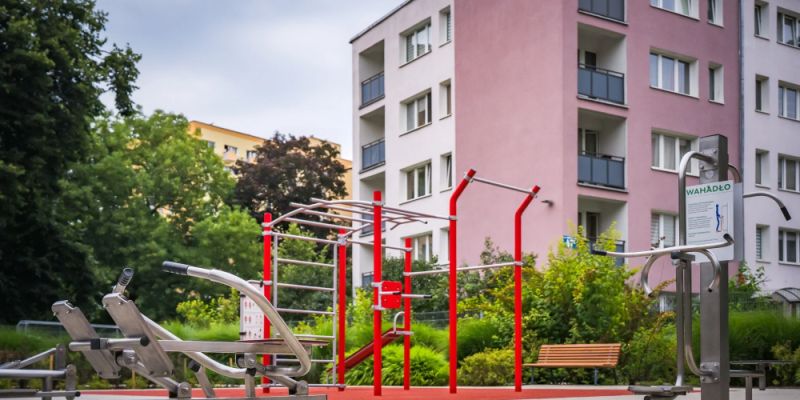 Nowe oblicze skweru przy ul. Gibalskiego – więcej zieleni i atrakcji dla mieszkańców