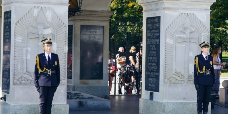 Przyjdź i zobacz uroczystą zmianę warty przed Grobem Nieznanego Żołnierza z udziałem Straży Miejskiej