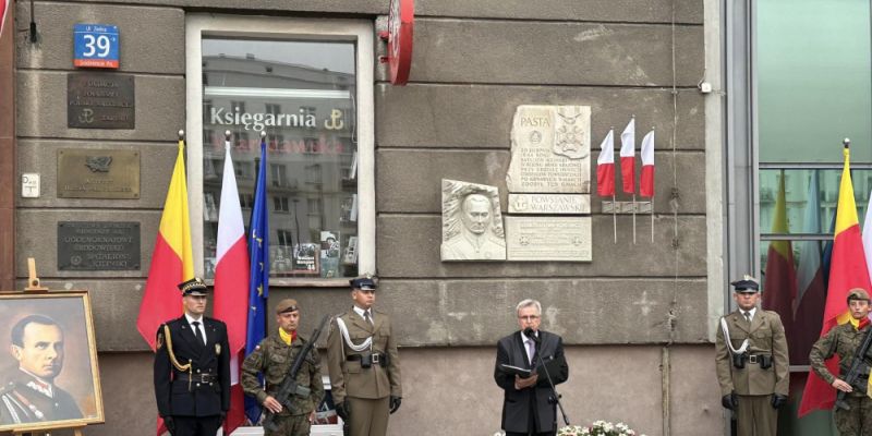 Odbicie PAST-y – biało-czerwona flaga na Zielnej