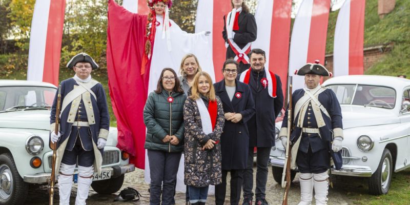 Biało-czerwony Gdańsk przygotowuje się  na Święto Niepodległości.