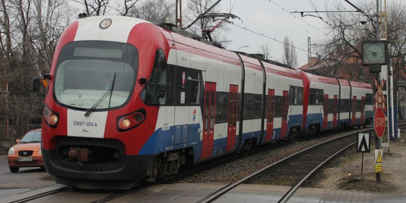Pociąg Warszawskiej Kolei Dojazdowej potrącił mężczyznę. Pomimo reanimacji nie dało się go uratować