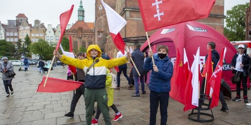 Rozdane tysiąc flag na Święto Miasta - poszły nie tylko w ręce gdańszczan