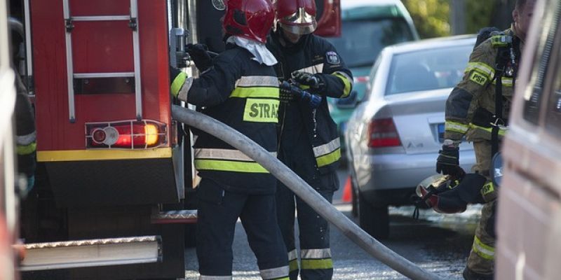 Pożar hali w Bramkach pod Błoniem. Jedna osoba ranna