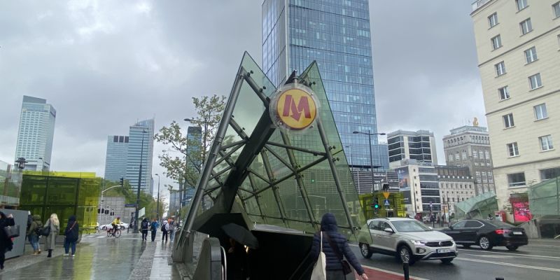 Ruch w metrze na linii M1 częściowo przywrócony