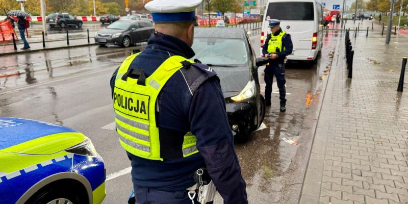 Wielka akcja policji na dworcach – 310 mandatów, zatrzymane prawa jazdy i prowadzący bez uproawnień