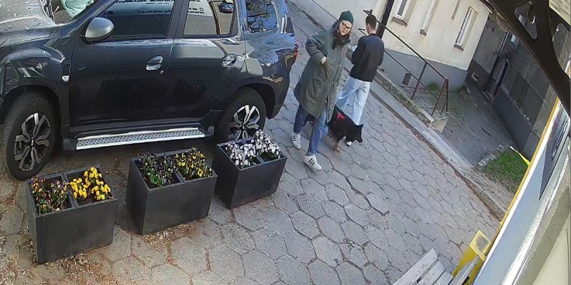 Policja poszukuje kobiety, która porzuciła psa przed kliniką