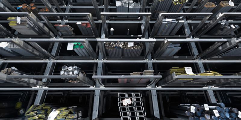 Profile zamknięte i otwarte w konstrukcjach stalowych – co wybrać?