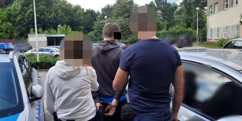 Policjanci z Wydziału Kryminalnego Komisariatu Policji Warszawa Białołęka zatrzymali dwóch młodych mężczyzn, którzy dopuścili się wymuszenia rozbójniczego.