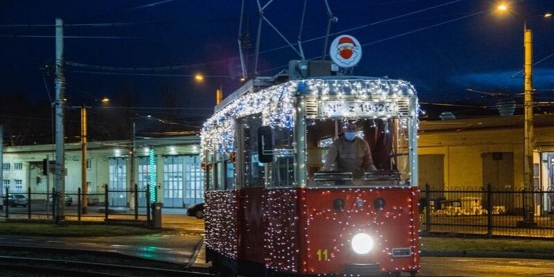 Świąteczny tramwaj już  na ulicach Gdańska - kursuje bez pasażerów. Dlaczego?