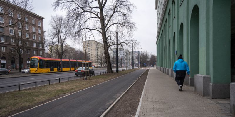 Asfalt zastąpił kostkę -  ścieżka rowerowa na Muranowie przeszła modernizację