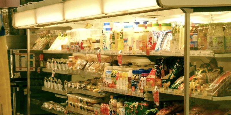 Agresywny mężczyzna z nożem w sklepie na Bemowie