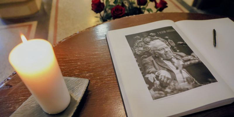 Gdańsk żegna prof. Andrzeja Januszajtisa – wybitnego historyka, naukowca i Honorowego Obywatela miasta; wyłożono księgę kondolencyjną