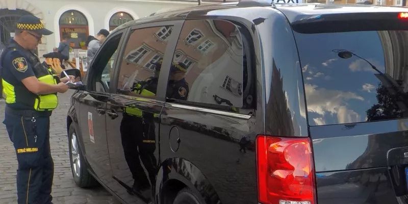 Podszywał się pod taksówkarza na Starówce