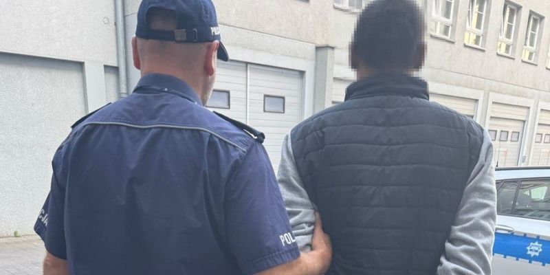 Pijany mężczyzna celował z broni hukowej w policjantów