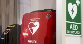 Więcej defibrylatorów AED w przestrzeni miejskiej Warszawy