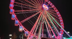 Świąteczny debiut pod PKiN. Jarmark na Placu Defilad pachnie grzańcem, jedzeniem i… tłumami