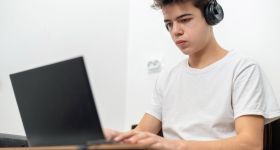 Nastolatki blisko jedną piątą doby spędzają w internecie