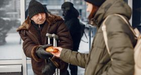 „Reagujmy!” - apeluje Mariusz Liżewski ze Straży Miejskiej w Warszawie w rozmowie o osobach znajdujących się w kryzysie bezdomności