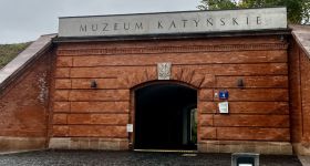 Poruszająca lekcja historii w Muzeum Katyńskim na deszczowe dni