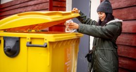Zmiana firm odbierających śmieci w pięciu dzielnicach Warszawy. Od kwietnia nowe zasady