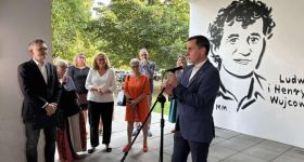Nowy mural na Ursynowie. Uhonorowano Ludwikę i Henryka Wujców