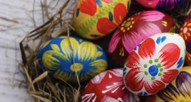 Naturalne sposoby na malowanie pisanek od KGW w Nieporęcie