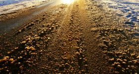 Zamiast śniegu piach. Wiemy, kiedy na stołecznych chodnikach zapanuje porządek