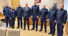 Uratowali życie rocznego chłopca. Szef MSWiA nagrodził bohaterskich policjantów