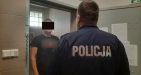 Nie zatrzymał się do kontroli drogowej. Staranował radiowóz. Był już wcześniej znany policji