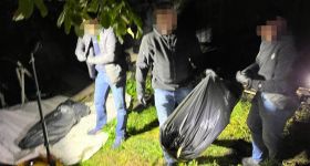 Podpalenie auta doprowadziło do zatrzymania trzech mężczyzn i likwidacji uprawy konopi