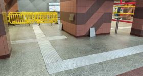 Utrudnienia na stacji metra Kabaty. Od dzisiaj zamknięte jedno z wejść