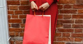 Torby papierowe premium – jak dobrać je do branży luksusowej?