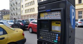Stołeczna strefa płatnego parkowania powiększa się o Saską Kępę i Odolany: blisko 1500 nowych miejsc i nowoczesne parkomaty