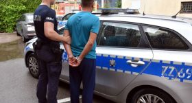 Recydywista z pięcioma zakazami kierował po alkoholu