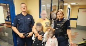 Policjanci pomogli 5-letniej dziewczynce, która została sama na peronie