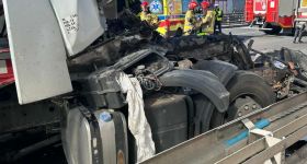 Groźny wypadek na S2: ciężarówka uderzyła w TiRa, kobieta uwięziona w pojeździe