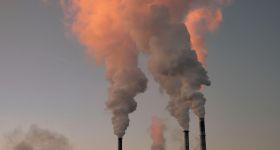 Warszawa pod smogową presją - wysokie stężenia pyłów i apel do mieszkańców