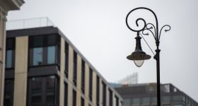 Historyczny blask w nowoczesnym wydaniu: Warszawa kontynuuje wymianę oświetlenia ulicznego