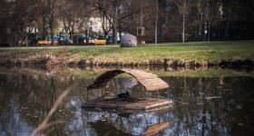 Bezpieczne przystanie na akwenach: Rozpoczął się sezon na pływające tratwy dla ptactwa wodnego