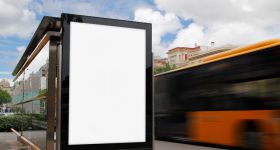 Pomylono gaz z hamulcem. Samochód wjechał w przystanek autobusowy