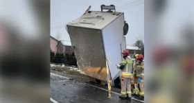 Postawił pionowo busa w rowie. Kierował bez uprawnień